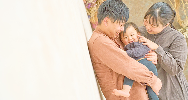 ご両親に抱きかかえられるお子様