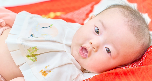 お宮参りをするお子様のお写真