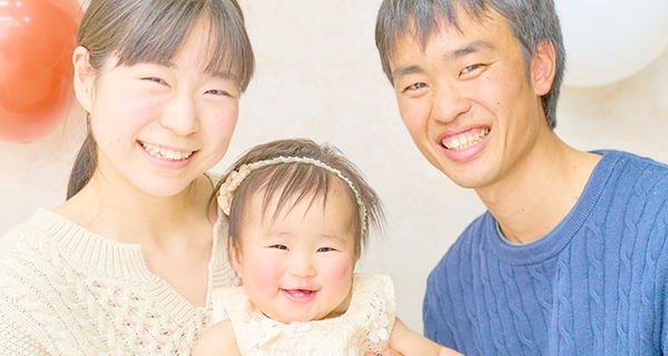 ファーストバースデーを迎えるお子様とご両親のお写真