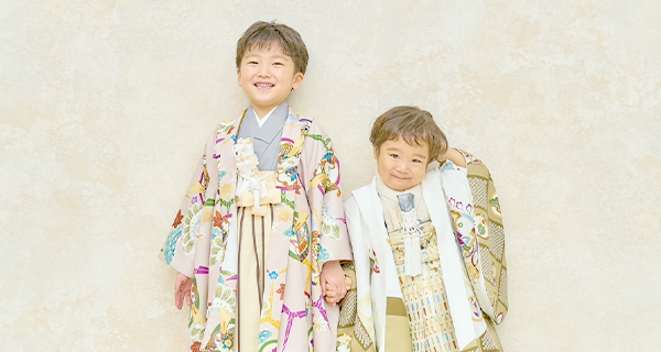 ご兄弟コースでは、ご兄弟のお子様にそれぞれ和装を着ていただいて撮影することができる